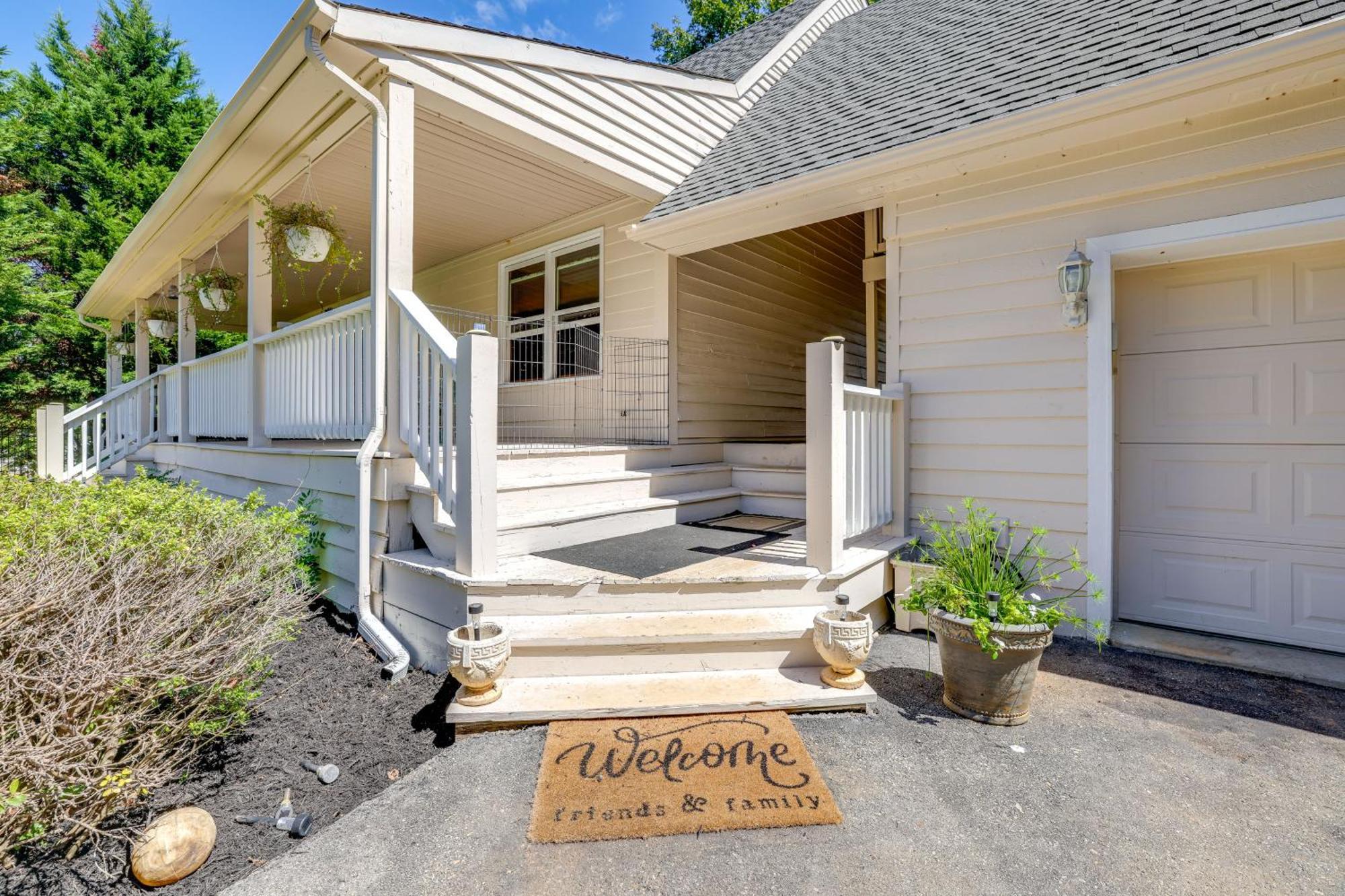 Smith Mountain Lake Retreat With Private Beach! Huddleston Eksteriør bilde