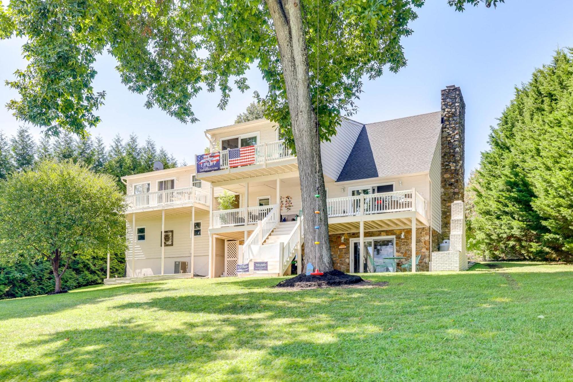 Smith Mountain Lake Retreat With Private Beach! Huddleston Eksteriør bilde